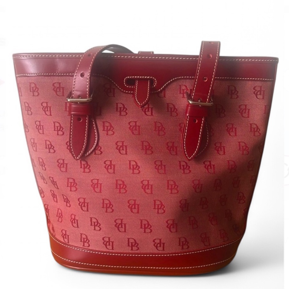Dooney and Bourke Tote 
Great Condition